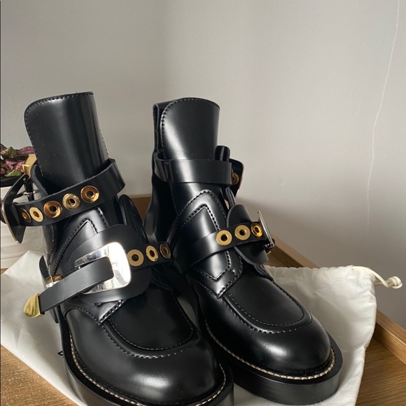 I’m selling cause they don’t fit me - Picture 3 of 4